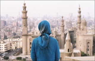 Hijabi_in_front_of_mosue_in_Cairo